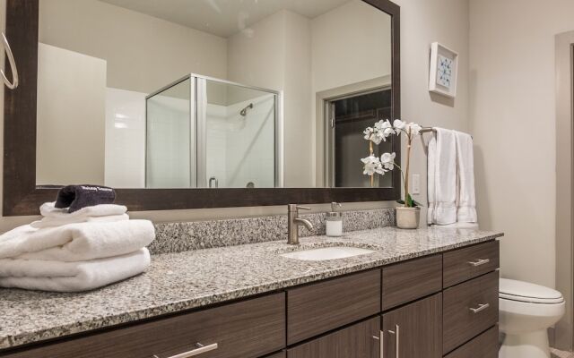 Uptown Downtown City View 1 BR Apt by Frontdesk