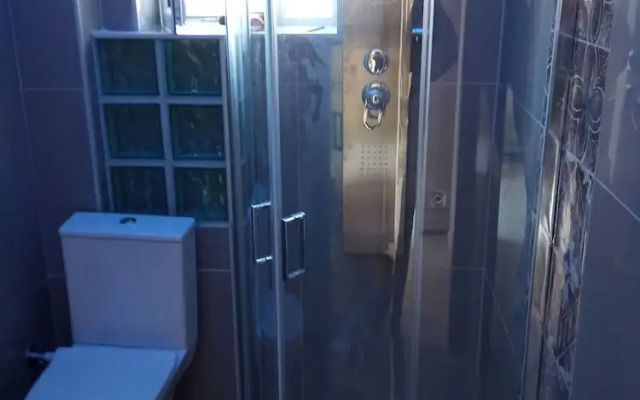 Agios Georgios - 2 Beds - Sleeps 5 - Free Parking