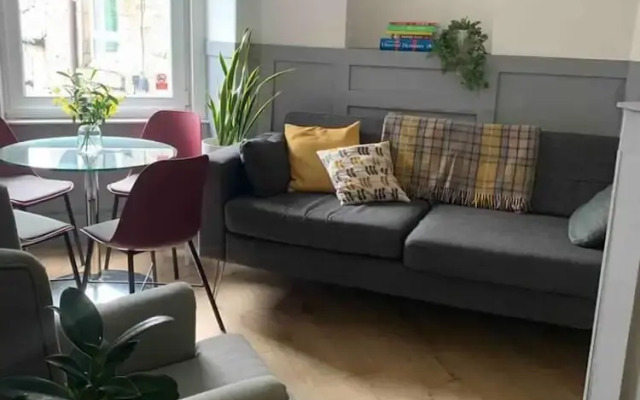 Beautiful 2-bed Study or Visit Flat