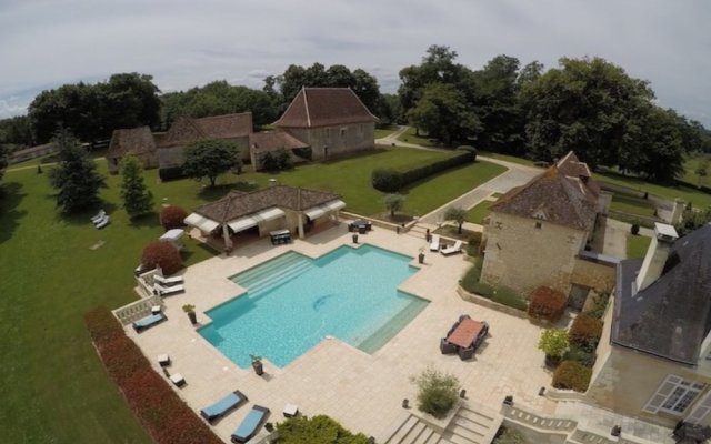 Lavish Villa on An Exclusive Estate in Liorac-Sur-Louyre with Pool