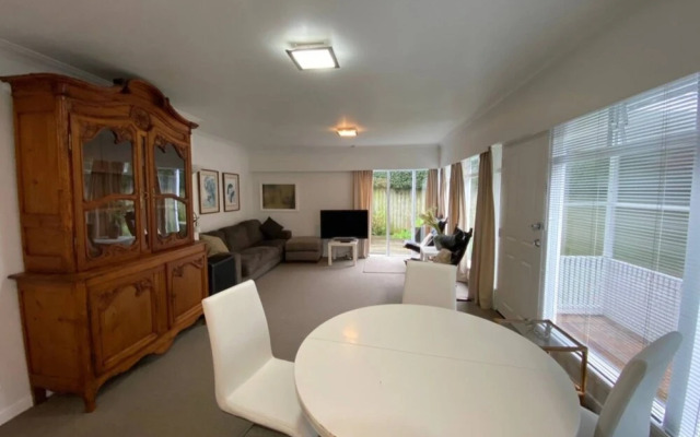 Lovely 2 Bedroom Apartment in Quiet Parnell