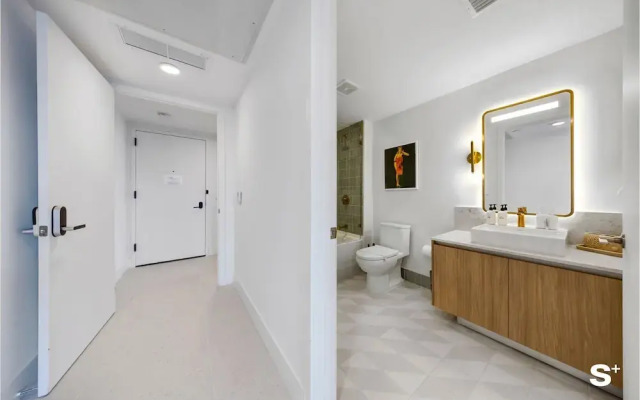 Downtown 1BR Apt with Skyline Views