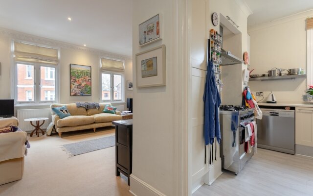 Charming 2 Bedroom Apartment Near Battersea