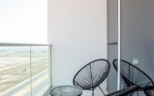 Tanin - Sleek Studio Offering Unobstructed City Views