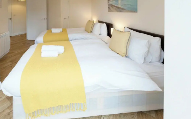 Stayzo Castle Point 6 Apartment - Premier Lodge