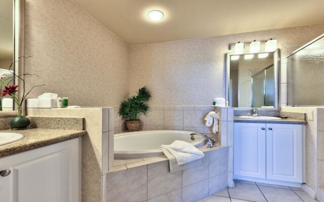 Catina Vacation Rental: Bright 2-BR Condo with Lake Views. Located in Lely Resort with Pool, Hot Tub, and Golf Access. Ideal for Golfers and Beachgoers, Minutes from Naples and Marco Island