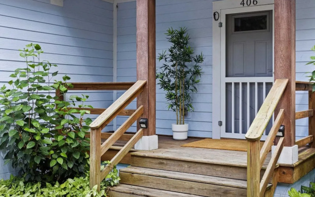 Sleeps 18! 2 Homes, Hot Tub, Game Room, Walk to the Beach Haven & Hidden Grove