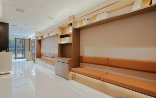 Dongding Hotel (Taiyuan South Station Changfeng East Street Subway Station)