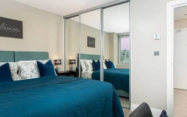 Spacious Perfect Location Moments Away From Pier