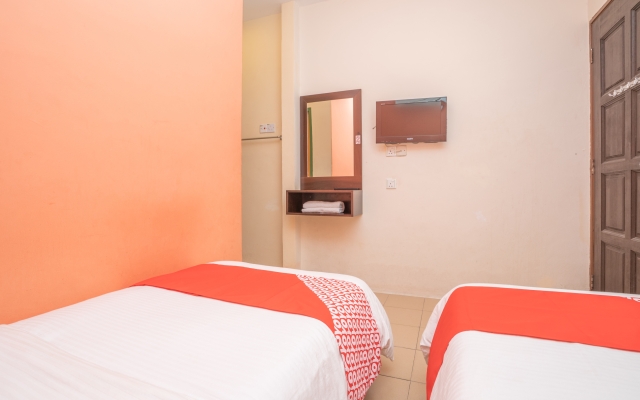 OYO 44078 The Island Hotel