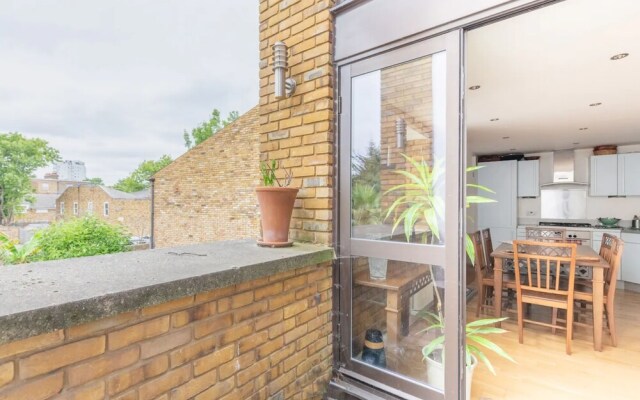 Spacious 2 Bedroom Apartment in Converted Warehouse in Brixton