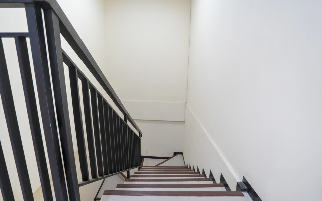 RedDoorz Syariah near Airlangga University Campus B
