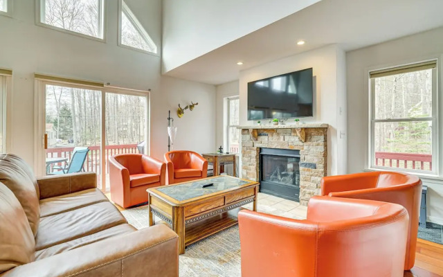 Hot Tub + Decks: Tree-lined Retreat in Pocono Lake