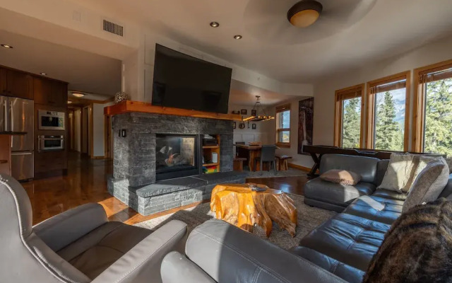 Rundle Cliffs Lodge by Canmore Premier