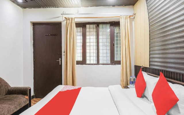 OYO Flagship 86242 Aum Hotel