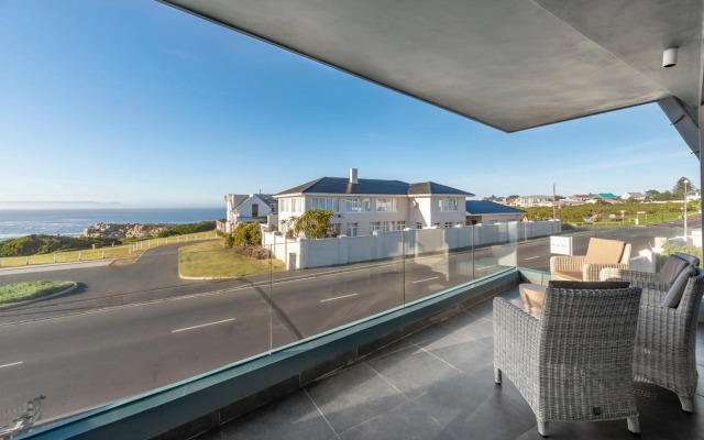 17 Marine, 2 Bedroom Sea-Facing Apt101