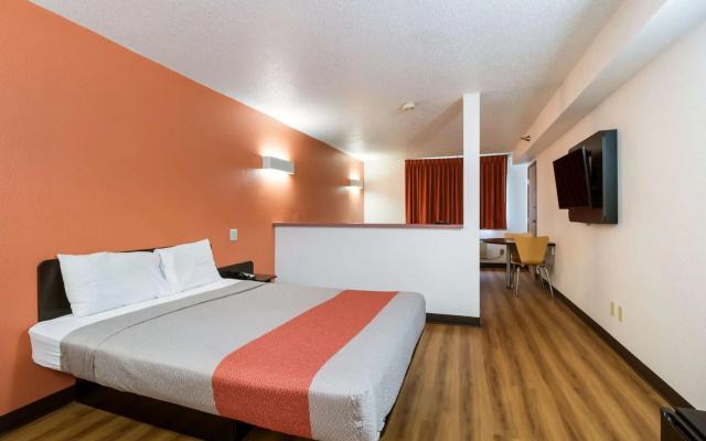 Motel 6 Davenport, IA