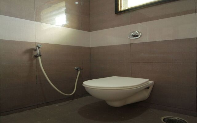 OYO 10835 Hotel Sri Sant