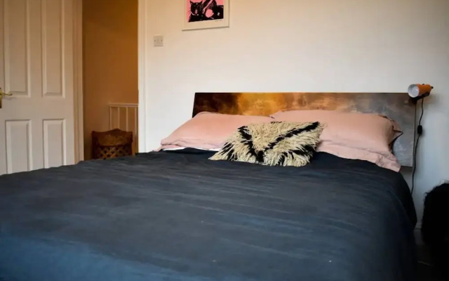 Stylish 2 Bedroom House Next to Brighton Station