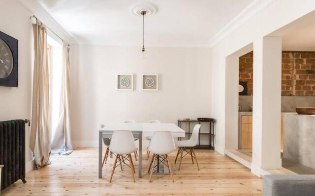 Impressive Apartment in Madrid Center by Batuecas