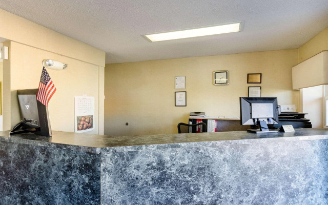 Econo Lodge West Springfield Hwy 5