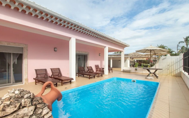 House w/ Pool 350 m From Taperapuan Beach Rud0047