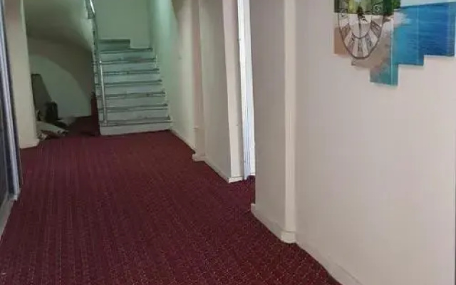 Madi Hotel Van