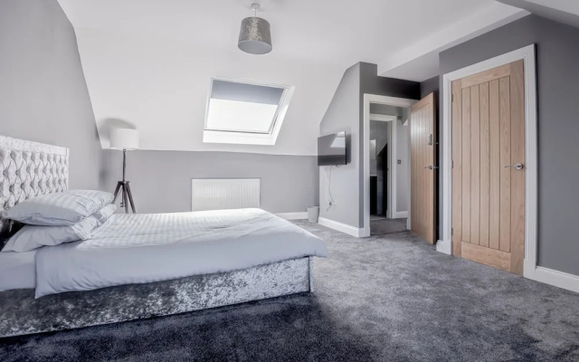 4 Bed-sleeps 8- Free Parking-pets-hot Tub