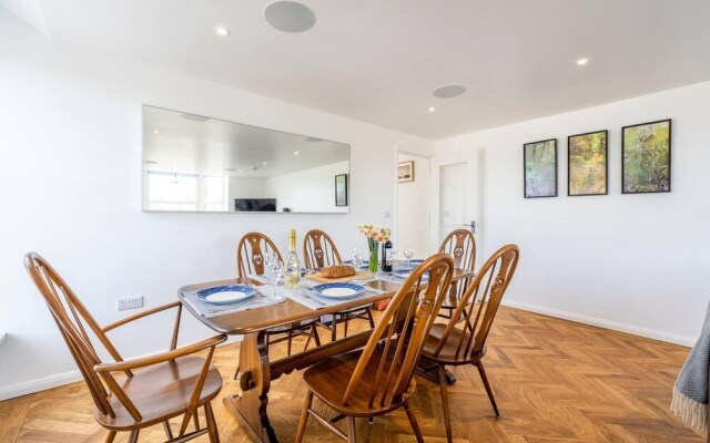 Luxurious 2 Bedroom Apartment With Estuary View