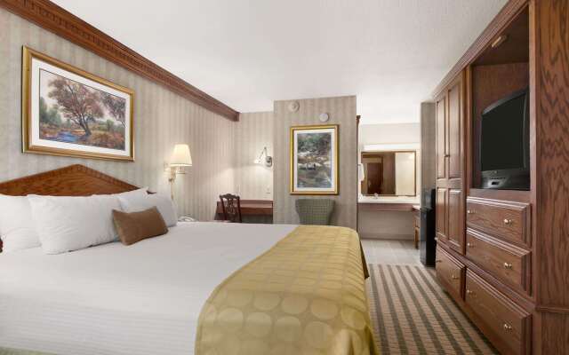Ramada by Wyndham Saginaw Hotel & Suites