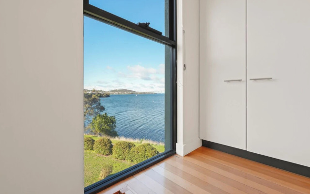 Waterfront Home - Gorgeous Views - 2 Bed