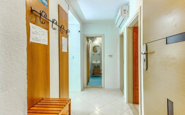 2-bdr apt With Shared Garden, 3 min Walk to Beach
