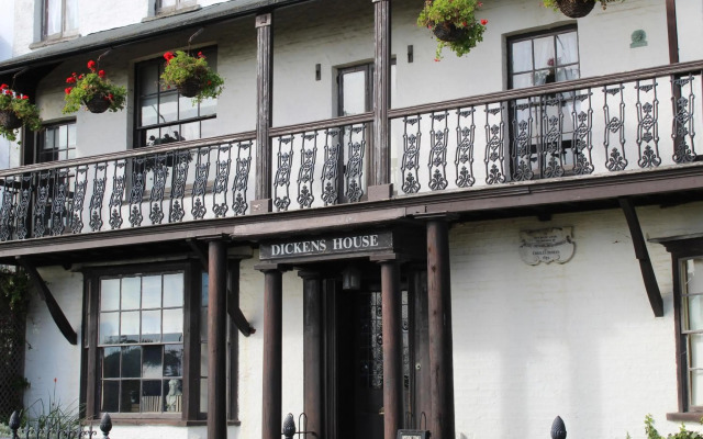 Sea Glimpses with free parking and garden