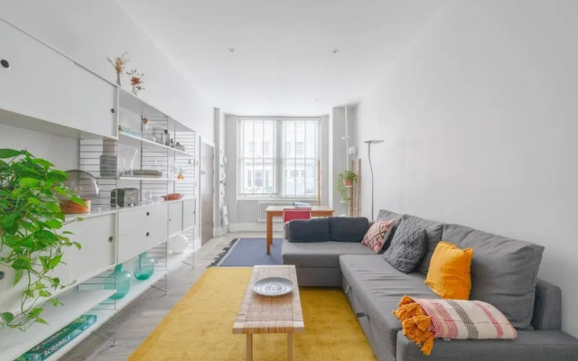 Chic & Spacious 2BD Flat -2 Mins to Baron's Court