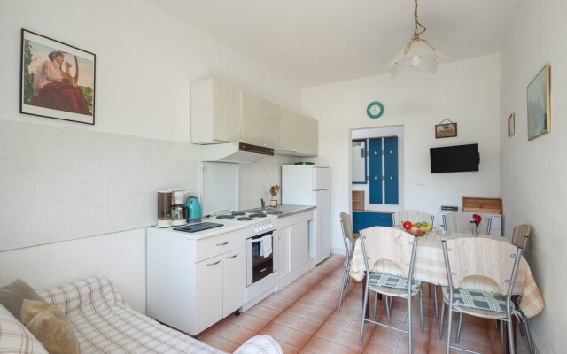 A2 - apt Near Beach w Patio, Parking and Grill