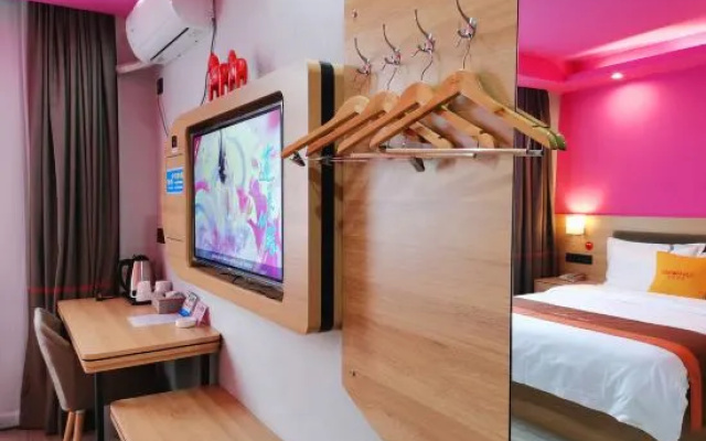 Junyi Hotel (Shaoxing Shangyu Pedestrian Street)