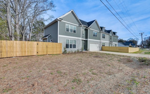 Charming Charlotte Townhome: 6 Mi to Downtown!