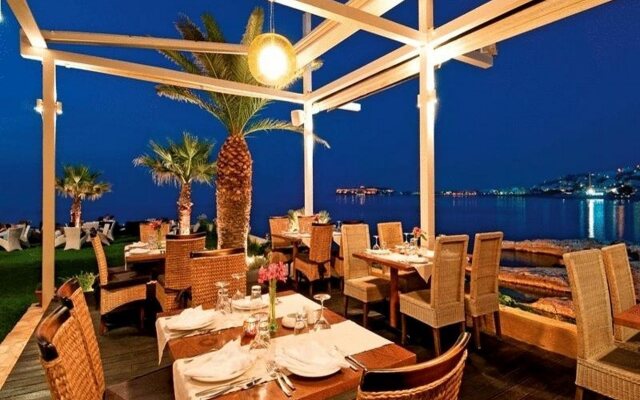 Cavo Seaside Suites