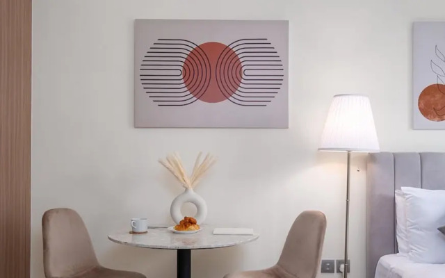 Large Balcony Studio 10mins From Dubai Mall