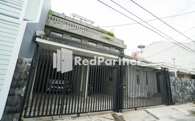 Tomang Gelong Guest House Syariah RedPartner