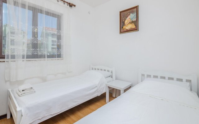 Stunning Apartment in Malinska With 3 Bedrooms and Wifi