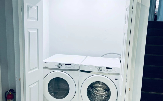 Tranquil & Cozy 30 min to Toronto ~ Backyard ~ Pkg