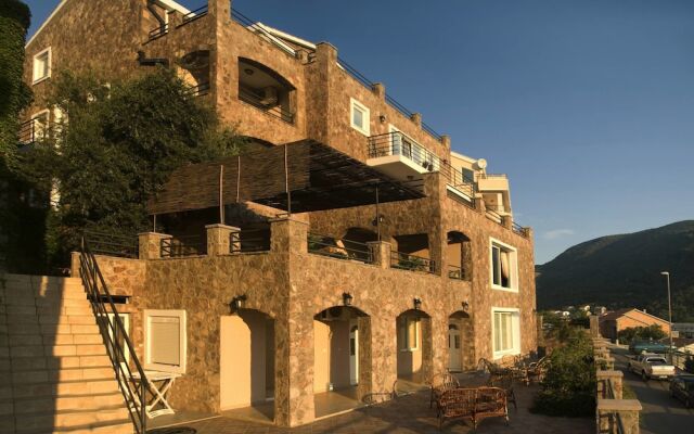 Contessa Apartments