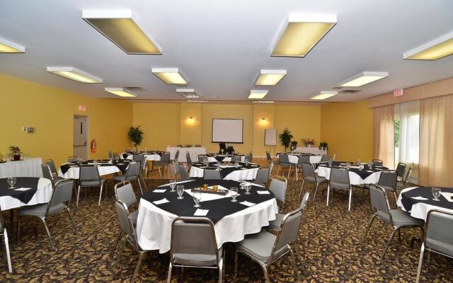 Days Inn & Conference Centre Renfrew Centre