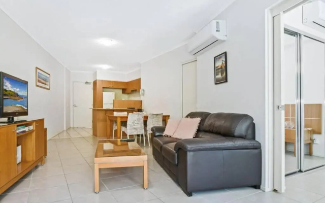 1 Bedroom - Private Managed Resort Pool and Beach - Alex – Guest Rooms – Alexandra Headland
