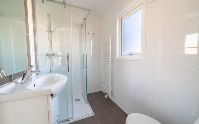 Comfortable Chalet With Microwave, Near Efteling