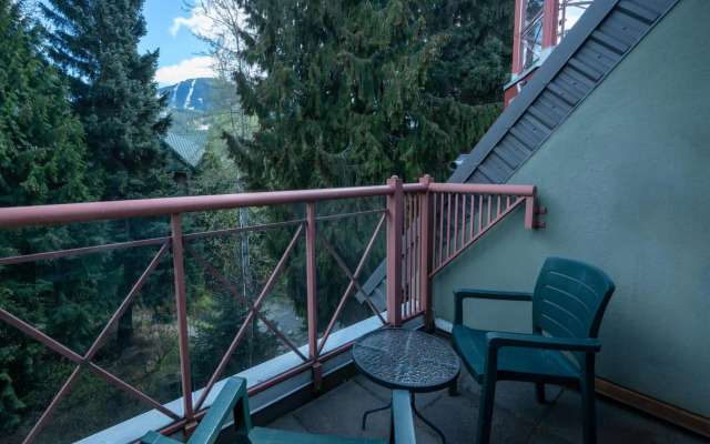 Alpenglow Lodge Sunny Studio with Sitting Area by MVA