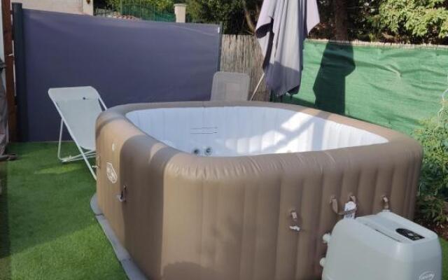 T2 45m2 avec extérieur, Jacuzzi et parking