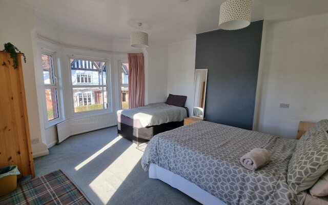 Stunning 5-bedroom House for Unforgettable Getaway