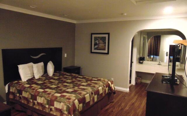 West Coast Inn - Near Gem Theatre